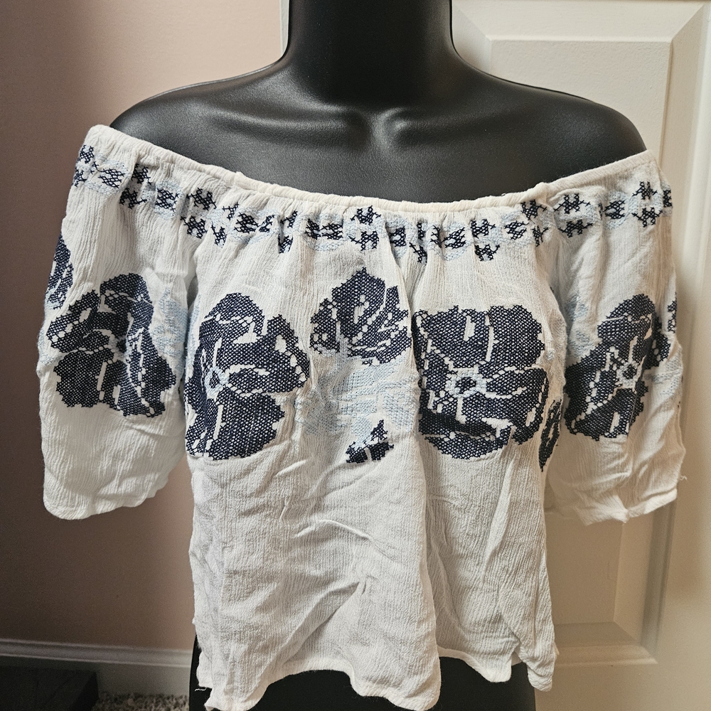 Gimmicks by BKE Off-Shoulder Lace Back Embroidered Design Crop Top